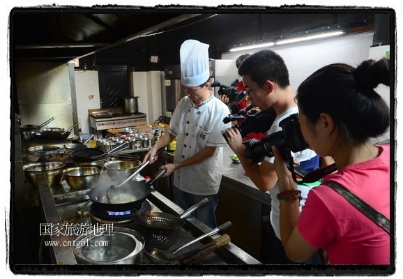 此次攝制組通過(guò)拍攝婺源代表名菜糊豆腐、粉蒸肉、荷包紅魚(yú)、賽鵝頸及地方小吃清明果、灰汁果、糯米子糕等來(lái)詮釋婺源美食經(jīng)典，展示婺源食文化，打造獨(dú)屬婺源的美食符號(hào)。