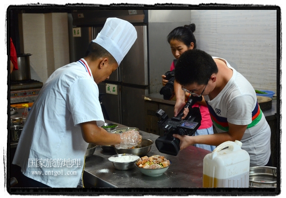 此次攝制組通過(guò)拍攝婺源代表名菜糊豆腐、粉蒸肉、荷包紅魚(yú)、賽鵝頸及地方小吃清明果、灰汁果、糯米子糕等來(lái)詮釋婺源美食經(jīng)典，展示婺源食文化，打造獨(dú)屬婺源的美食符號(hào)。