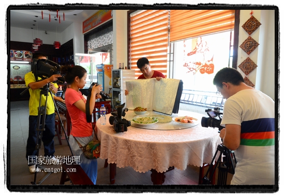 此次攝制組通過(guò)拍攝婺源代表名菜糊豆腐、粉蒸肉、荷包紅魚(yú)、賽鵝頸及地方小吃清明果、灰汁果、糯米子糕等來(lái)詮釋婺源美食經(jīng)典，展示婺源食文化，打造獨(dú)屬婺源的美食符號(hào)。