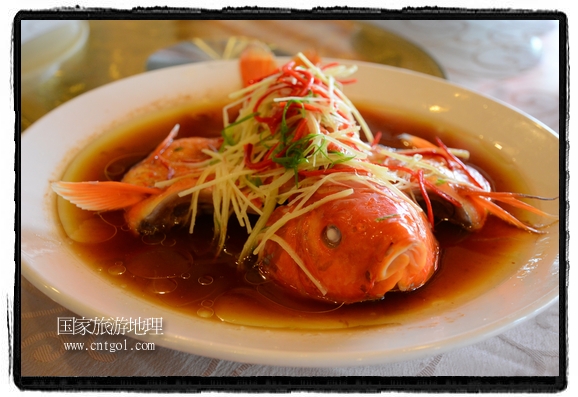 此次攝制組通過(guò)拍攝婺源代表名菜糊豆腐、粉蒸肉、荷包紅魚(yú)、賽鵝頸及地方小吃清明果、灰汁果、糯米子糕等來(lái)詮釋婺源美食經(jīng)典，展示婺源食文化，打造獨(dú)屬婺源的美食符號(hào)。