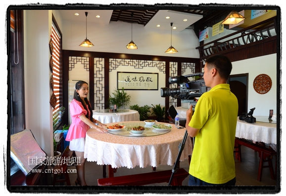 此次攝制組通過(guò)拍攝婺源代表名菜糊豆腐、粉蒸肉、荷包紅魚(yú)、賽鵝頸及地方小吃清明果、灰汁果、糯米子糕等來(lái)詮釋婺源美食經(jīng)典，展示婺源食文化，打造獨(dú)屬婺源的美食符號(hào)。