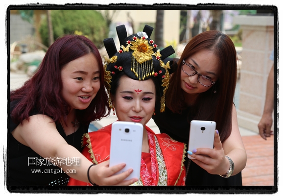 6月19日，端午節(jié)的前一天，甘肅平?jīng)鍪嗅轻紖^(qū)南山公園澳廈麗灣小區(qū)“邀請(qǐng)”唐朝被譽(yù)為四大美女之一的“楊貴妃”前來與市民見面，共度“端午佳節(jié)”。期間，“貴妃娘娘”由一名解說人員做向?qū)Вc小區(qū)居民一同游玩、賞景、互敬酒水、合影留念，并現(xiàn)場(chǎng)贈(zèng)送大人小孩粽子、香包和糖果。