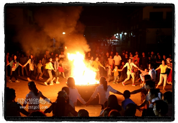 甘肅平?jīng)鍪嗅轻脊沛?zhèn)舉辦了篝火晚會，1000余名市民參與其中，大家載歌載舞，在歡快熱鬧的氣氛中為每一位父親送祝福。父親節(jié)（Father's Day），顧名思義是感恩父親的節(jié)日。約始于二十世紀初，起源于美國，現(xiàn)已廣泛流傳于世界各地，節(jié)日日期因地域而存在差異。