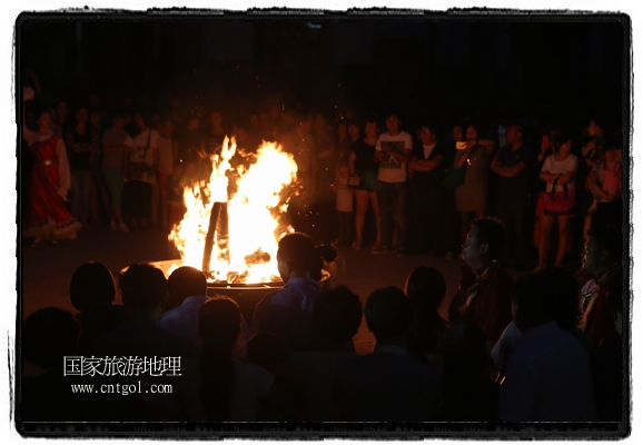 甘肅平?jīng)鍪嗅轻脊沛?zhèn)舉辦了篝火晚會，1000余名市民參與其中，大家載歌載舞，在歡快熱鬧的氣氛中為每一位父親送祝福。父親節(jié)（Father's Day），顧名思義是感恩父親的節(jié)日。約始于二十世紀初，起源于美國，現(xiàn)已廣泛流傳于世界各地，節(jié)日日期因地域而存在差異。