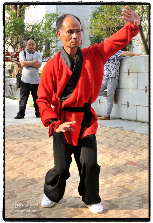 6月20日，小朋友們和中國武術(shù)愛好者們在江西省婺源縣熹園景區(qū)表演中國傳統(tǒng)的中國武術(shù)功夫，吸引許多游人前來駐足觀看。當(dāng)日是中國傳統(tǒng)的端午節(jié)，江西省婺源縣的中國武術(shù)愛好者們通過表演中國武術(shù)功夫，打太極，表演了少林棍、硬氣功、自選拳等少林寺功夫，讓孩子們從小學(xué)習(xí)中國武術(shù)，傳承中國武德，感受先人過端午的氛圍。