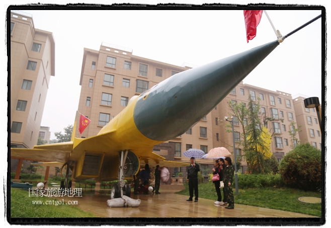 小區(qū)突然出現(xiàn)“飛機坦克”，其中殲15艦載戰(zhàn)斗機一架、99式主戰(zhàn)坦克一輛、武直-10武裝直升機一架，吸引了眾多市民雨中圍觀、合影。