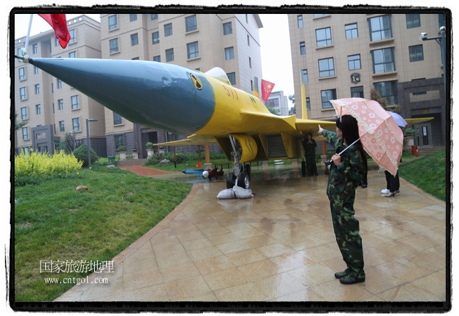 小區(qū)突然出現(xiàn)“飛機坦克”，其中殲15艦載戰(zhàn)斗機一架、99式主戰(zhàn)坦克一輛、武直-10武裝直升機一架，吸引了眾多市民雨中圍觀、合影。