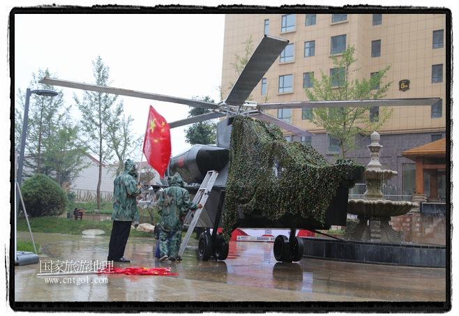 小區(qū)突然出現(xiàn)“飛機坦克”，其中殲15艦載戰(zhàn)斗機一架、99式主戰(zhàn)坦克一輛、武直-10武裝直升機一架，吸引了眾多市民雨中圍觀、合影。