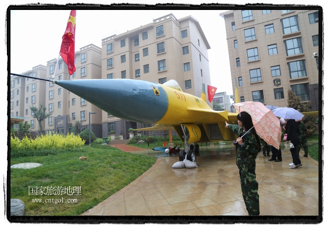 小區(qū)突然出現(xiàn)“飛機坦克”，其中殲15艦載戰(zhàn)斗機一架、99式主戰(zhàn)坦克一輛、武直-10武裝直升機一架，吸引了眾多市民雨中圍觀、合影。