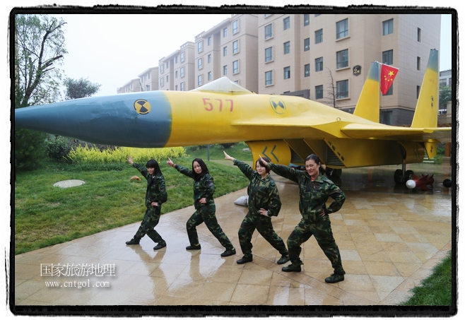 小區(qū)突然出現(xiàn)“飛機坦克”，其中殲15艦載戰(zhàn)斗機一架、99式主戰(zhàn)坦克一輛、武直-10武裝直升機一架，吸引了眾多市民雨中圍觀、合影。