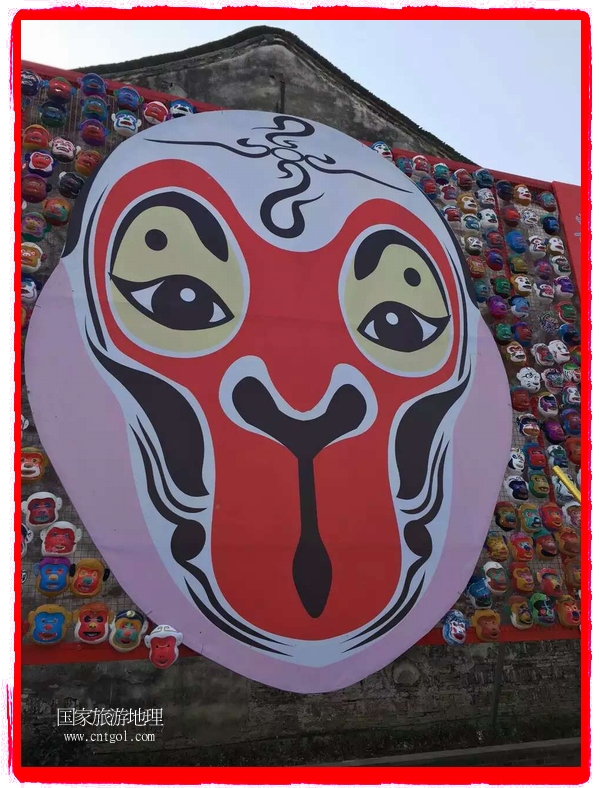 中國規(guī)模最大的猴面具彩繪在南潯古鎮(zhèn)展示。猴子真是今年最紅的動物。 