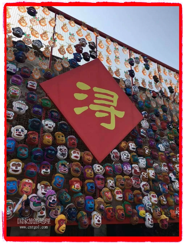 中國規(guī)模最大的猴面具彩繪在南潯古鎮(zhèn)展示。猴子真是今年最紅的動物。 
