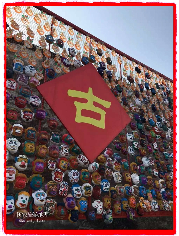 中國規(guī)模最大的猴面具彩繪在南潯古鎮(zhèn)展示。猴子真是今年最紅的動物。 