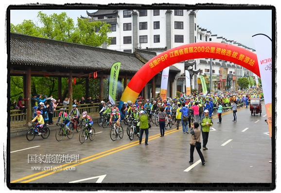 來自江西、安徽、浙江、福建等省市近千名選手參加了比賽，婺源賽道沿途的秀美風光和徽派古村落，給參賽選手留下美好的印象。