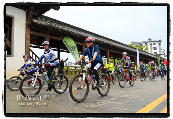 來自江西、安徽、浙江、福建等省市近千名選手參加了比賽，婺源賽道沿途的秀美風光和徽派古村落，給參賽選手留下美好的印象。