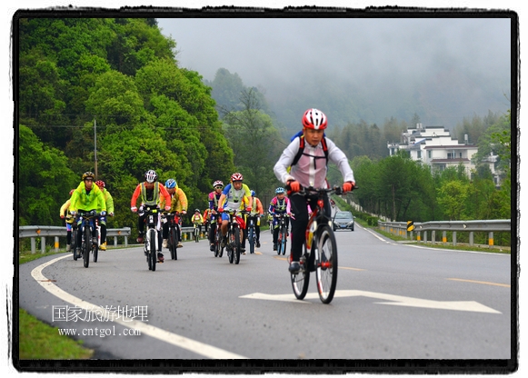 來自江西、安徽、浙江、福建等省市近千名選手參加了比賽，婺源賽道沿途的秀美風光和徽派古村落，給參賽選手留下美好的印象。