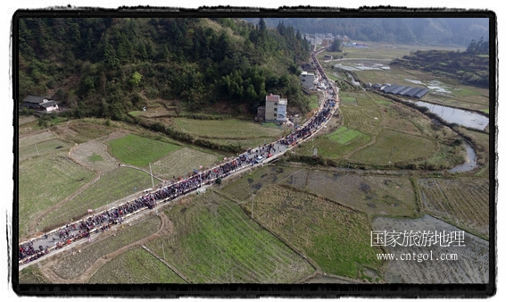 1700桌合攏宴，總長3.7公里，10380人同桌就餐，創(chuàng)歷史之最